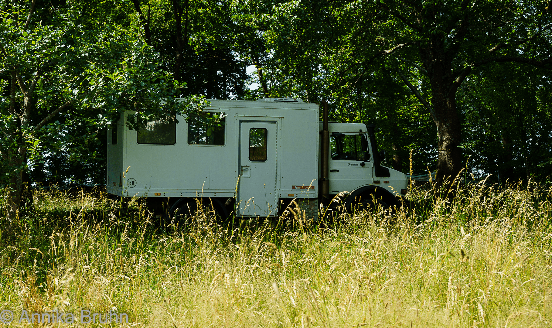 Der Unimog versteckt sich im Schatten bei 33° C